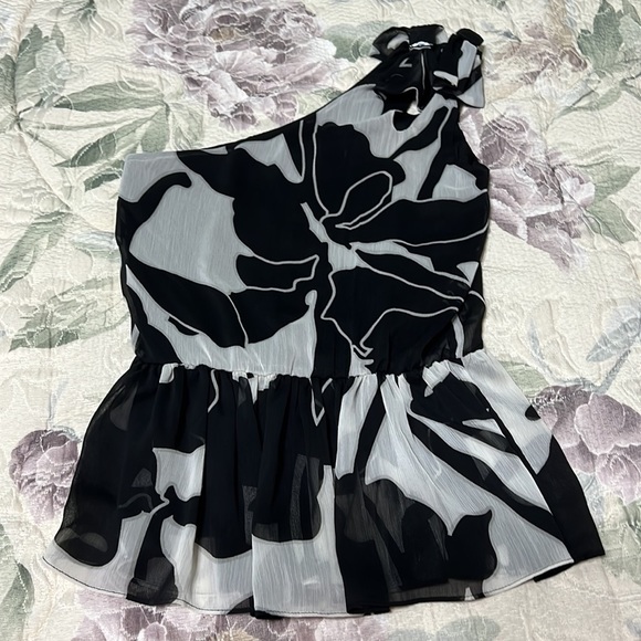 🌺🌺RAMPAGE trendy one shoulder top - Picture 2 of 6